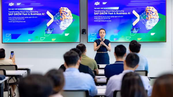 Bà Hoàng Thu Quỳnh - đại diện SAP Việt Nam chia sẻ về lý do SAP cùng FPT tổ chức sự kiện đồng hành cùng doanh nghiệp ngành gỗ số hóa, chuẩn hóa quản trị. (Ảnh: FPT cung cấp)