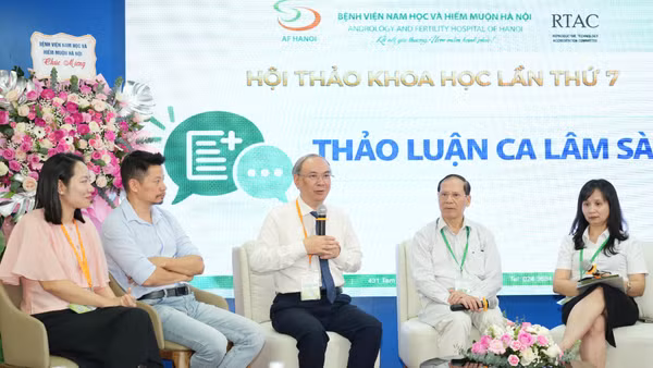 Phó Giáo sư, Tiến sĩ Vũ Chí Dũng, Giám đốc Trung tâm Nội tiết-Chuyển hóa-Di truyền, Bệnh viện Nhi Trung ương chia sẻ tại hội thảo. (Ảnh: BVCC)