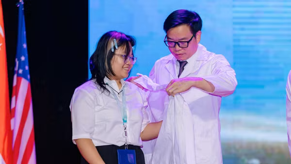 Giáo sư, Tiến sĩ, bác sĩ Trần Trung Dũng trao áo Blouse trắng cho tân sinh viên Y khoa Hoàng Thị Linh Nhi tại lễ khai giảng VinUni.