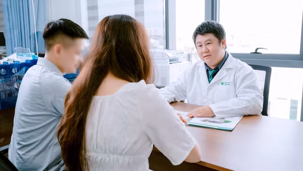 Thạc sĩ, bác sĩ Nguyễn Quốc Anh, Giám đốc Trung tâm Hỗ trợ sinh sản và Nam học Việt Mỹ, Bệnh viện đa khoa Việt Mỹ tư vấn cho cặp vợ chồng trẻ. (Ảnh: BVCC)