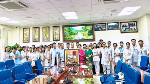Ban Giám đốc bệnh viện chúc mừng bệnh nhân ra viện. 