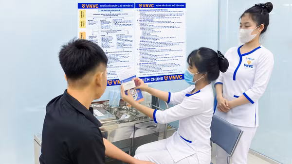 Người trẻ tiêm vaccine. (Ảnh: VNVC)