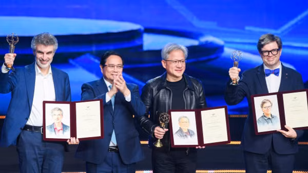 Giáo sư Yann LeCun (ngoài cùng bên phải) nhận Giải thưởng Chính VinFuture năm 2024 tại Hà Nội. (Ảnh: VFP)