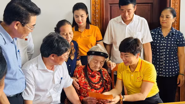 Quỹ Thiện Tâm (Tập đoàn Vingroup) đã trao quà tri ân tới 1.413 Bà Mẹ Việt Nam anh hùng trên cả nước. (Ảnh: Quỹ Thiện Tâm)