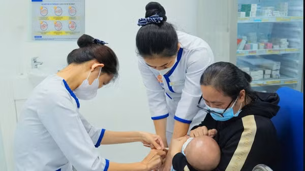 Tiêm vaccine phòng não mô cầu. (Ảnh: VNVC)