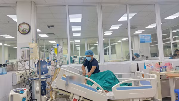 Các bác sĩ ghi nhận bệnh nhi có tình trạng sốc nhiễm khuẩn và tổn thương đa cơ quan bao gồm viêm phổi, suy thận cấp, và tổn thương gan. (Ảnh: BVCC)