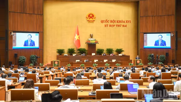 Sáng 30/10, Quốc hội thảo luận tại hội trường về dự án Luật Kinh doanh bất động sản (sửa đổi). (Ảnh: DUY LINH)