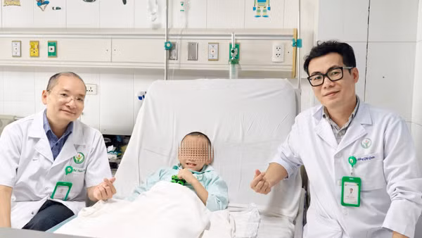 Cháu bé đang dần bình phục sau ca phẫu thuật kéo dài hơn 4 giờ. (Ảnh: Bệnh viện cung cấp)