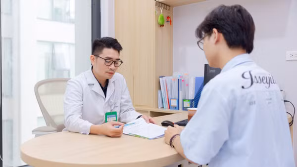 Thạc sĩ, chuyên gia tâm lý Hoàng Quốc Lân khám, tư vấn cho bệnh nhân. (Ảnh: Nhân vật cung cấp)