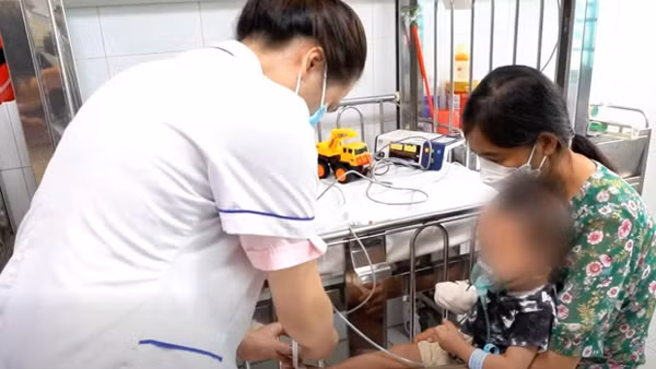Bệnh nhi điều trị cúm tại Bệnh viện Nhi Trung ương. (Ảnh: BVCC)