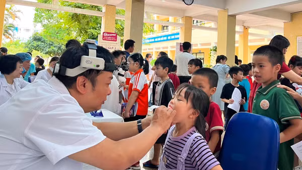 Nhân viên y tế khám sàng lọc sức khỏe đầu năm cho học sinh. (Ảnh minh họa: Bệnh viện đa khoa Đống Đa)