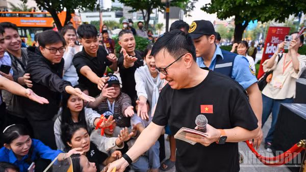 Ông Lê Quốc Minh, Ủy viên Trung ương Đảng, Tổng Biên tập Báo Nhân Dân, Phó Trưởng ban Tuyên giáo Trung ương, Chủ tịch Hội Nhà báo Việt Nam, Trưởng Ban chỉ đạo Chương trình nghệ thuật chính luận "Tổ quốc trong tim" giao lưu với khán giả. 
