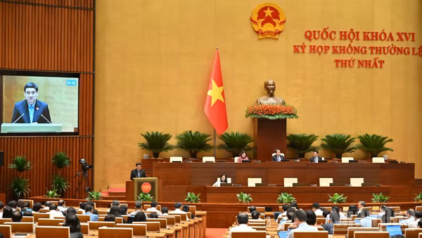 Chiều 22/8, Quốc hội xem xét dự thảo Nghị quyết về cơ chế, chính sách đặc thù để di chuyển các di tích nằm trong phạm vi thực hiện tuyến đường kết nối Cảng hàng không quốc tế Gia Bình với Thủ đô Hà Nội và dự án xây dựng Doanh trại Trung đoàn không quân Công an nhân dân. (Ảnh: DUY LINH)