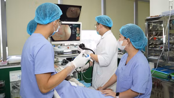Hiện nay, sự phát triển của các hệ thống nội soi độ phân giải cao, công nghệ nhuộm màu ảo, phóng đại hình ảnh và các chế độ ánh sáng đặc biệt đã giúp bác sĩ nhận diện rõ hơn những bất thường của niêm mạc đường tiêu hóa. (Ảnh: Viện Nghiên cứu và Đào tạo Tiêu hóa, Gan mật)