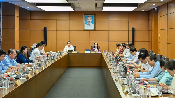 Đoàn Đại biểu Quốc hội Thành phố Hồ Chí Minh thảo luận tại tổ chiều 24/10. (Ảnh: THỦY NGUYÊN)