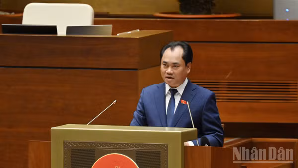 Bộ trưởng Nông nghiệp và Môi trường Trịnh Việt Hùng phát biểu giải trình. (Ảnh: THỦY NGUYÊN)