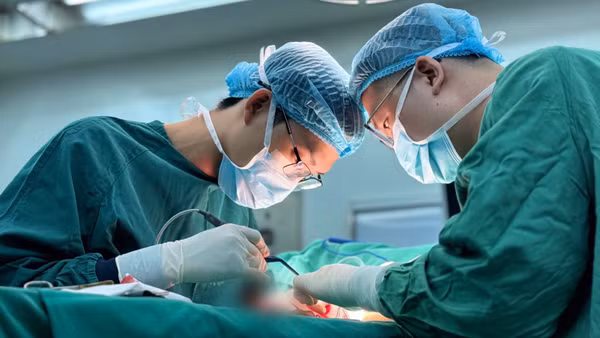 Bác sĩ thực hiện thủ thuật xử trí tình trạng biến chứng cho bệnh nhân. (Ảnh: BVCC)