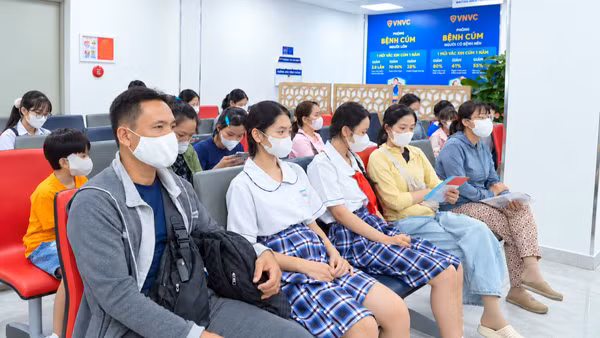 Người dân đến tiêm vaccine. (Ảnh: VNVC)