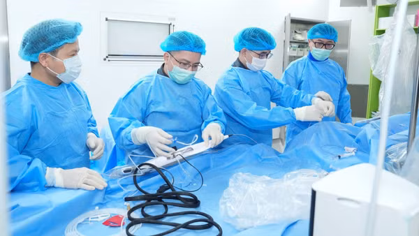 Bác sĩ can thiệp cho bệnh nhân. (Ảnh: BVCC)