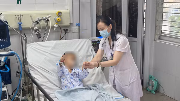 Bác sĩ thăm khám cho bệnh nhi. (Ảnh: BVCC)