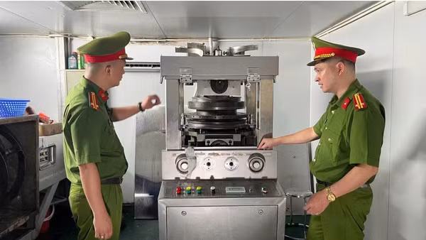 Phòng Cảnh sát kinh tế phối hợp các lực lượng chức năng tiến hành khám xét khẩn cấp cơ sở sản xuất của Công ty trách nhiệm hữu hạn Sản xuất Dược-Mỹ phẩm Vintechpharm. (Ảnh: Công an Hà Nội)