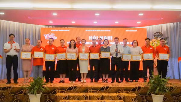 Phó Giáo sư, Tiến sĩ Vũ Đức Bình, Phó Viện trưởng Viện Huyết học-Truyền máu Trung ương, Phó Trưởng Ban tổ chức Hành trình Đỏ và Phó Giáo sư, Tiến sĩ Trần Ngọc Quế, Giám đốc Trung tâm Máu Quốc gia, Viện Huyết học-Truyền máu Trung ương, Phó Trưởng Ban tổ chức Hành trình Đỏ tặng giấy chứng nhận cho 22 Ban Chỉ đạo Vận động Hiến máu tình nguyện. 