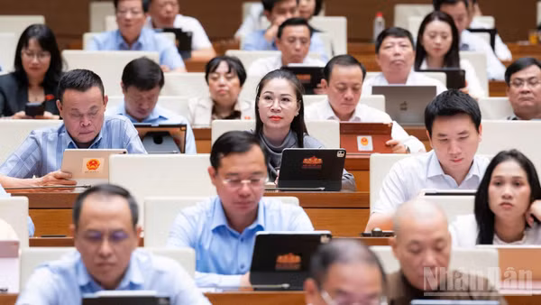Quốc hội thảo luận ở hội trường sáng 22/8. (Ảnh: DUY LINH)