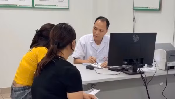 Thạc sĩ, bác sĩ Nguyễn Quốc Phương, Trưởng khoa Kiểm soát Nhiễm khuẩn, Bệnh viện Bệnh Nhiệt đới Trung ương khám cho người bệnh. (Ảnh: Bệnh viện cung cấp)