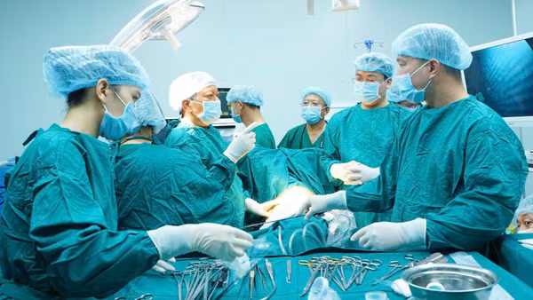 Các chuyên gia hàng đầu từ tuyến Trung ương đã trực tiếp phối hợp cùng ê-kíp địa phương thực hiện thành công ca phẫu thuật nội soi kéo dài 2 giờ. (Ảnh: Bệnh viện cung cấp)