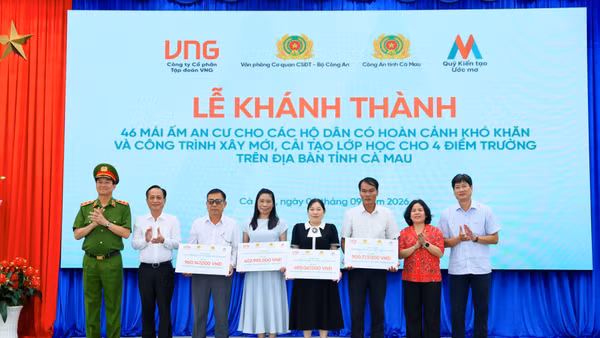 Quỹ Kiến tạo ước mơ (Dream Maker Foundation - DMF), do Công ty cổ phần Tập đoàn VNG bảo trợ, phối hợp Văn phòng Cơ quan Cảnh sát điều tra (Bộ Công an) và Công an tỉnh Cà Mau trao tặng 46 mái ấm an cư cho các hộ dân có hoàn cảnh khó khăn. (Ảnh: BTC cung cấp)