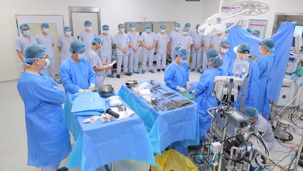 Trong phòng mổ của Bệnh viện E, các ê kíp phẫu thuật đã dành phút trang nghiêm để nói lời tiễn biệt và tri ân người bệnh. (Ảnh: BVCC)