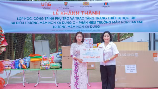 Bà Trương Cẩm Thanh, Phó Tổng Giám đốc Công ty Cổ phần Tập đoàn VNG, Chủ tịch Hội đồng Quản lý kiêm Giám đốc Quỹ Kiến tạo Ước mơ (áo trắng, bên phải) trao tặng các thiết bị, đồ dùng học tập cho điểm trường Xa Dung C, phân hiệu Mầm non Ban Mai - Trường mầm non Xa Dung. (Ảnh: VNG)
