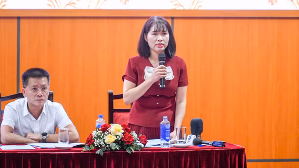 Bà Đinh Thị Thu Thủy, Phó Cục trưởng Cục An toàn thực phẩm, Bộ Y tế chia sẻ tại buổi họp báo. (Ảnh: T.D)