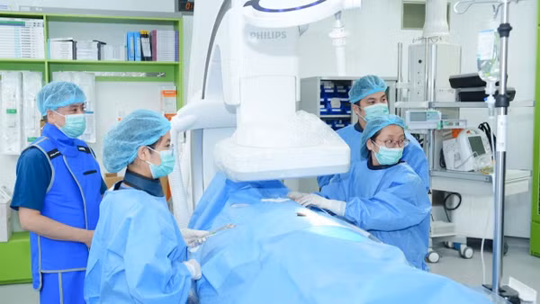 Tiến sĩ, bác sĩ Phạm Trần Linh và ê-kíp thực hiện một ca can thiệp cho bệnh nhân. (Ảnh: BVCC)