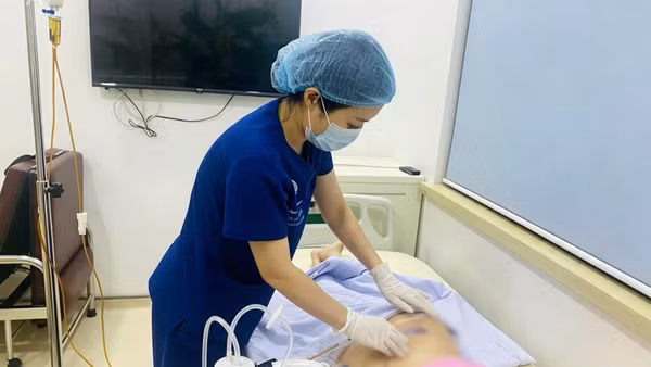 Bệnh nhân bị áp xe, nhiễm trùng muộn sau tiêm chất làm đầy. (Ảnh: BVCC)