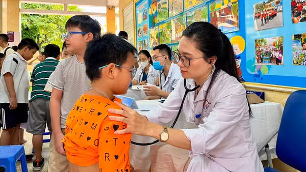 Khám sàng lọc sức khỏe cho trẻ em. (Ảnh: Bệnh viện đa khoa Đống Đa, Hà Nội)