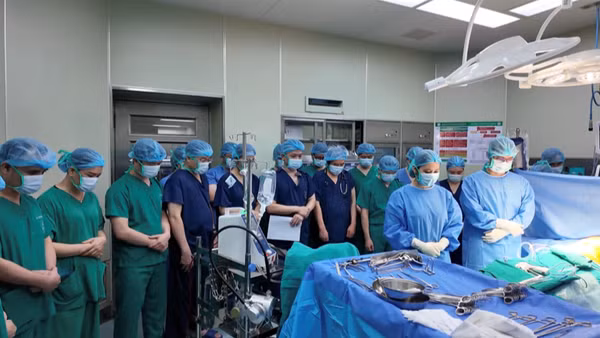 Phút tri ân trước nghĩa cử cao đẹp của anh và gia đình. (Ảnh: BV cung cấp)