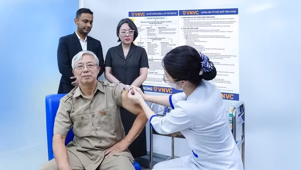 Ông Nguyễn Xuân Lập, Ủy viên Ban Thường vụ, Trưởng ban Chăm sóc, Trung ương Hội Người cao tuổi Việt Nam bày tỏ niềm vui khi trở thành một trong những người cao tuổi đầu tiên tiếp cận vaccine cúm chuyên biệt tại Việt Nam.