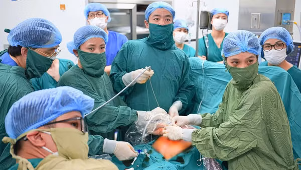 Ê-kíp can thiệp cho sản phụ. (Ảnh: BVCC)