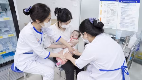 Gia tăng trẻ được gia đình đưa đi tiêm phòng viêm não mô cầu. 