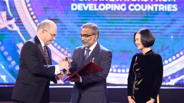 Giáo sư Thalappil Pradeep được vinh danh với Giải Đặc biệt VinFuture 2022 dành cho Nhà khoa học đến từ các nước đang phát triển. (Ảnh: BTC)