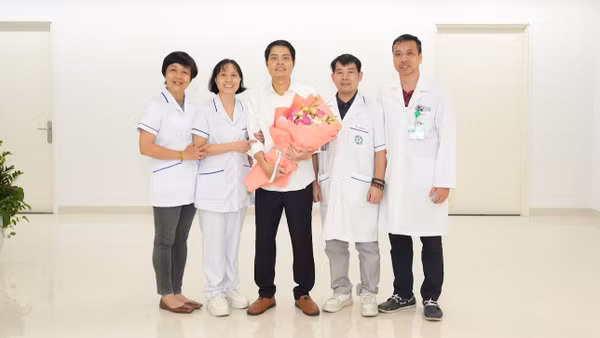 Tập thể kíp điều trị Viện Tim mạch chúc mừng anh Tuấn trong ngày được xuất viện về với gia đình. (Ảnh: BV cung cấp)