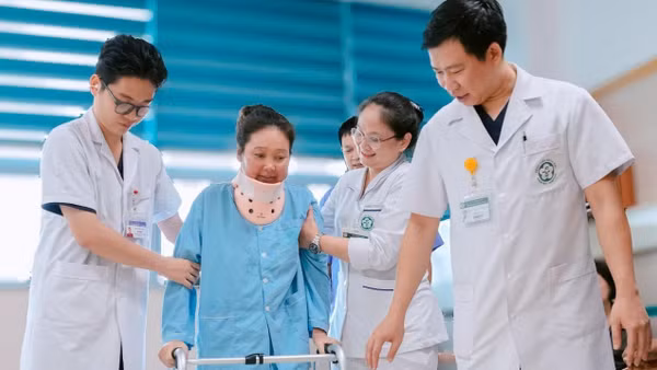 Bệnh nhân 39 tuổi, quốc tịch Lào bị liệt hoàn toàn 2 chân do khối u chèn ép được phẫu thuật thành công tại khoa Chấn thương chỉnh hình và Cột sống. (Ảnh: BVCC)