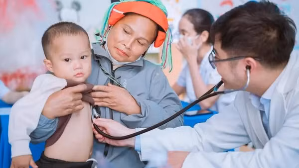 Đầu tháng 10/2026, tại xã Ngọc Đường, tỉnh Tuyên Quang, hàng trăm trẻ em vùng cao lần đầu có cơ hội được thăm khám, sàng lọc sức khỏe bởi đội ngũ bác sĩ chuyên khoa từ Hà Nội. (Ảnh: BVCC)