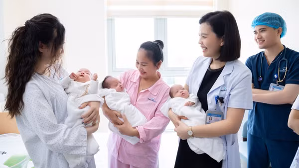 Tiến sĩ, bác sĩ Nguyễn Thị Sim chúc mừng gia đình sản phụ. (Ảnh: BVCC)