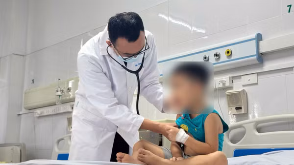 Bác sĩ khám lại cho bệnh nhi. (Ảnh: BVCC)