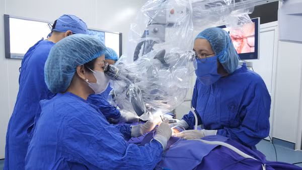 Bác sĩ phẫu thuật cho bệnh nhi. (Ảnh: BVCC)