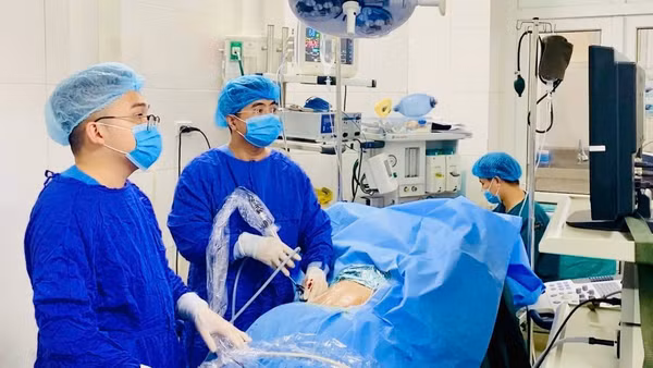 Khám, chữa bệnh tại Bệnh viện đa khoa Đống Đa, Hà Nội. (Ảnh LÊ TẤN)