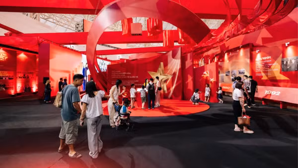 Gen Z nô nức check-in tại triển lãm “95 năm Cờ Đảng soi đường”: Khi lịch sử “chạm” tới trái tim người trẻ