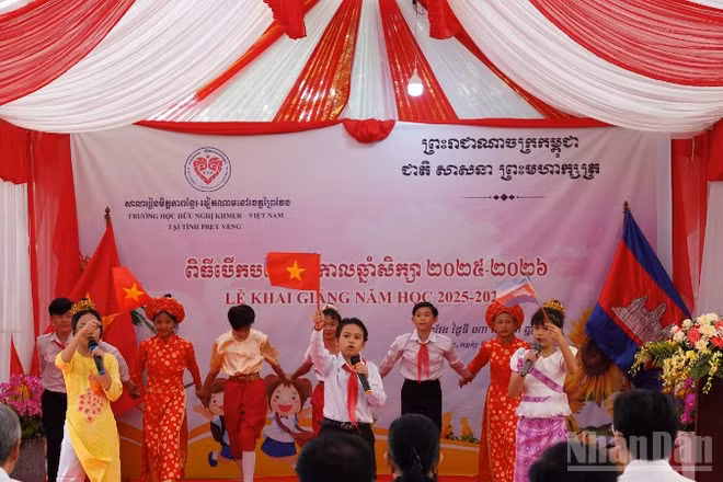 Các em học sinh Trường tiểu học Hữu nghị Khmer-Việt Nam Prey Veng trình diễn ca khúc “Việt Nam-Campuchia Samaki”. (Ảnh: HUY VŨ)